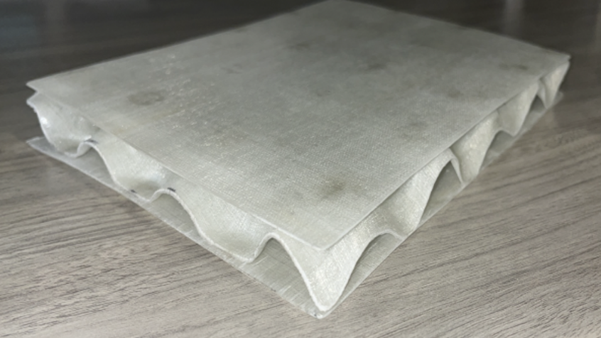 Lightweight sandwich panel, two sheets of thermoplastic material with a complex wavy thermoplastic inside